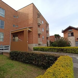 APARTAMENTO EN URBANIZACIÓN LOS CORALES $450.000.000