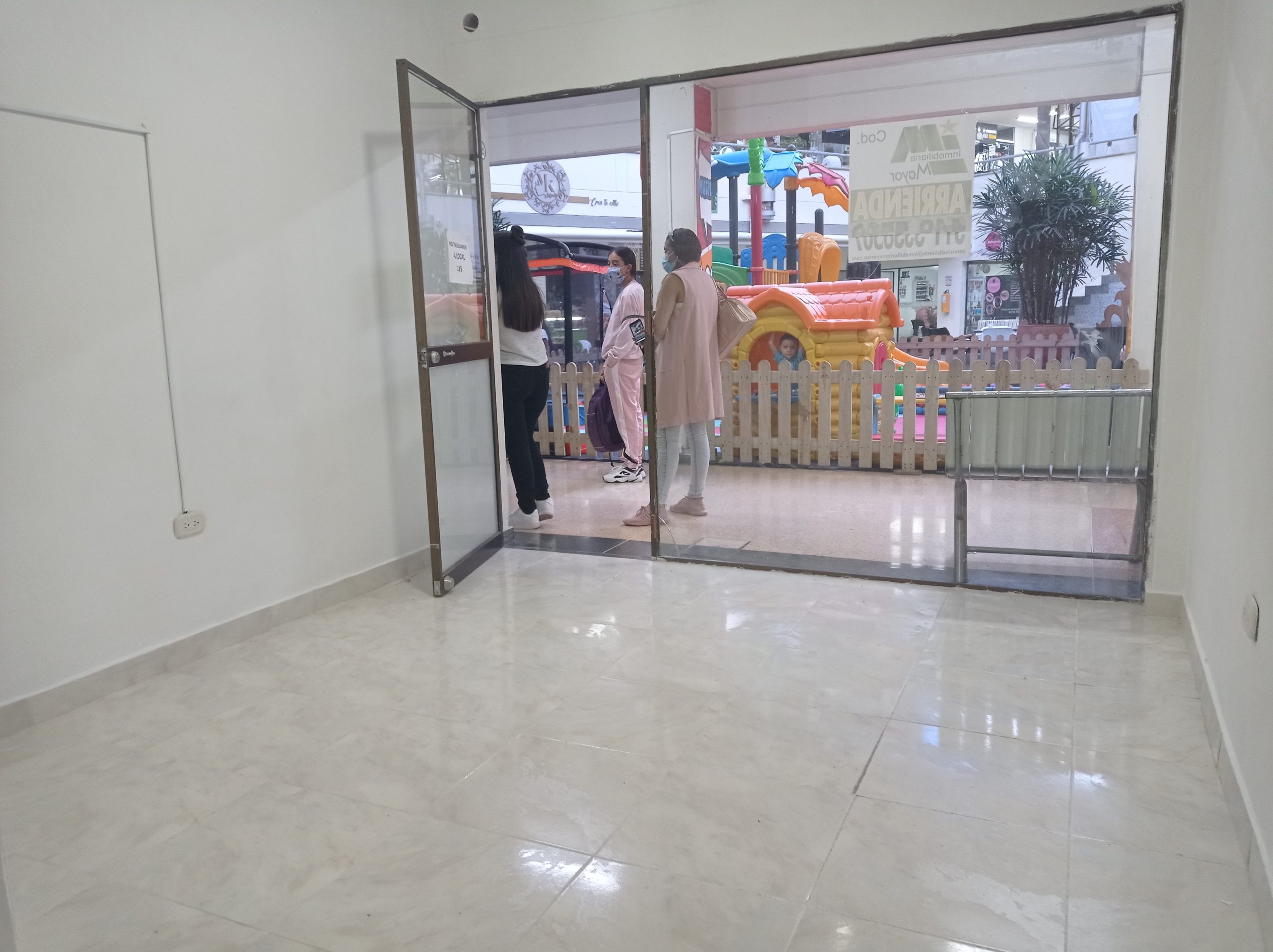 LOCAL COMERCIAL CERCA DEL PARQUE DE RIONEGRO $160.000.000