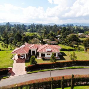 LUJOSA CASA EN PARCELACIÓN VÍA LA CEJA $2.200.000.000